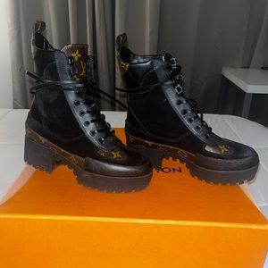Louis Vuitton LAUREATE PLATFORM DESERT BOOT. Size EU 38.0 / US Women’s 8